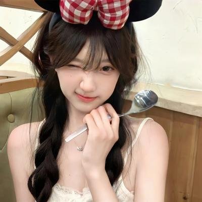 照片中的女孩